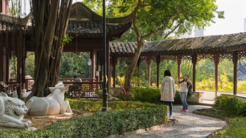 童乐苑被中式亭台及迴廊环绕，翠绿的草地上屹立了印度榕树和木棉树等大树，树荫下放置了十二生肖的动物雕像，栩栩如生。